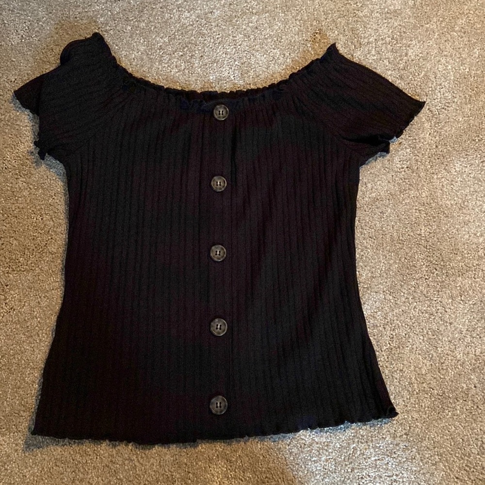 Black ribbed shirt with 5 buttons